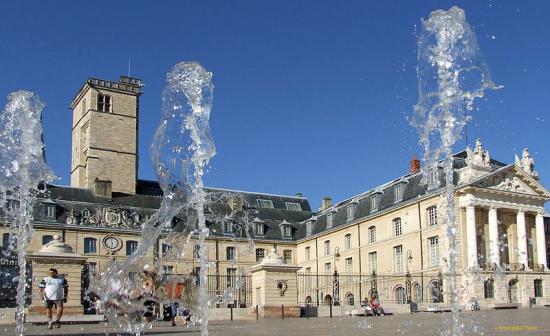 800px-dijon-palais-des-ducs-de-bourgogne-101.jpg