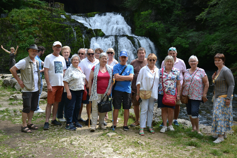 Le groupe devant la cascade