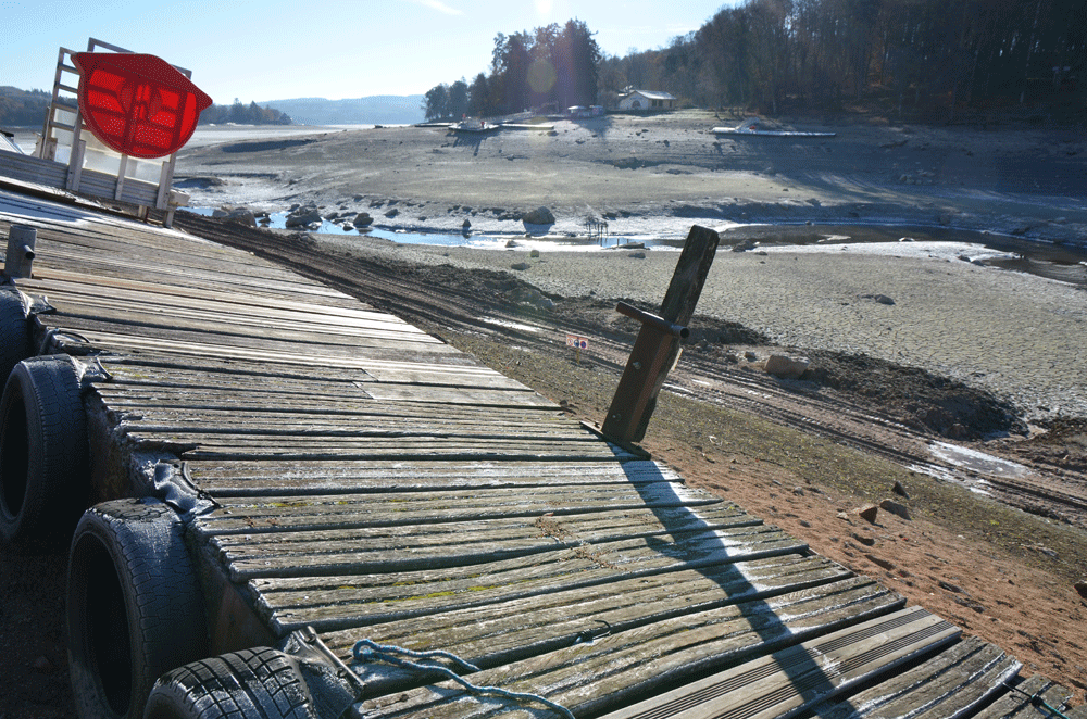 Ponton sur le lac des settons