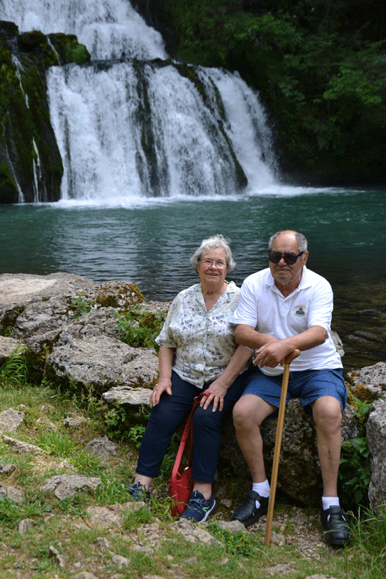 Rene et mauricette devant la cascade
