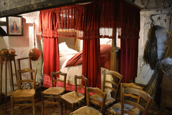 Un lit dans la ferme musee