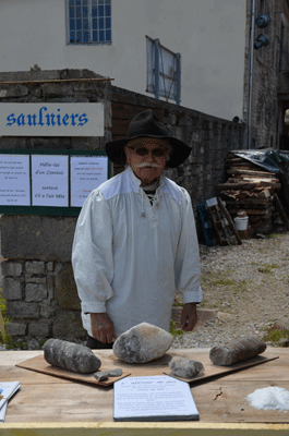 Un ouvrier du sel en tenue