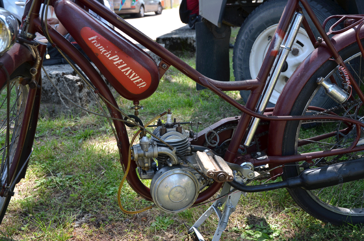 Un vieux cyclomoteur